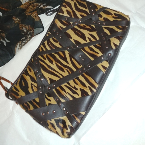 DONALD J PLINER TIGER PRINT WRISTLET CLUTCH - Picture 10 of 10